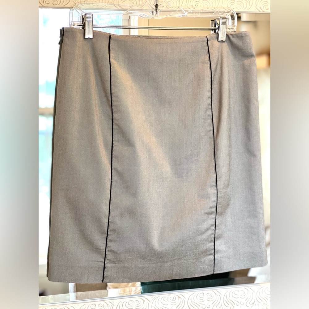 Ann Taylor Loft Suit Set - Blazer & Skirt - Gray w/ Black Details - Size 6 - Picture 4 of 6